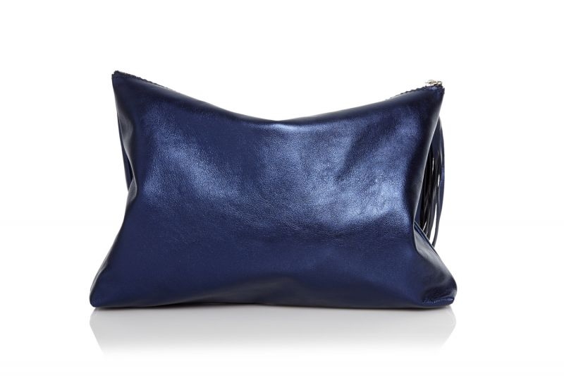 Bolso piel azul metalizado clutch con borla Lacambra